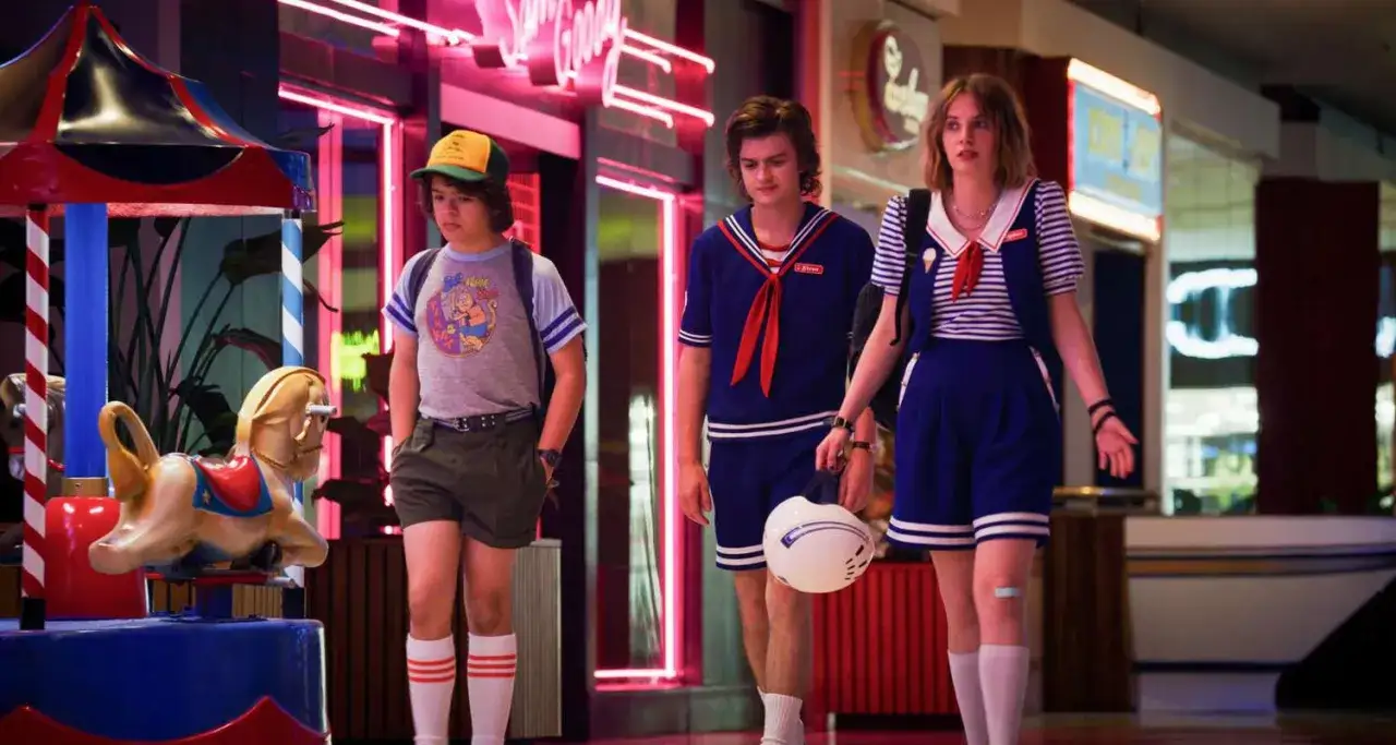 Dustin, Steve i Robin w strojach z