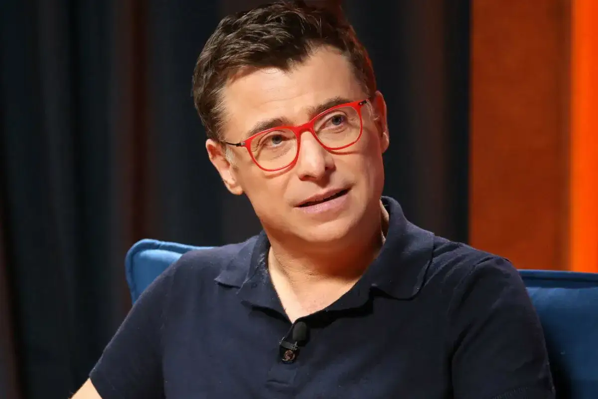 Kacper Kuszewski w okularach, rozmawiający z żoną.