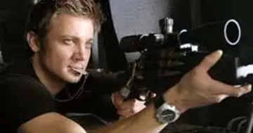 Jeremy Renner jako żołnierz z karabinem snajperskim w filmie "28 tygodni później obsada".