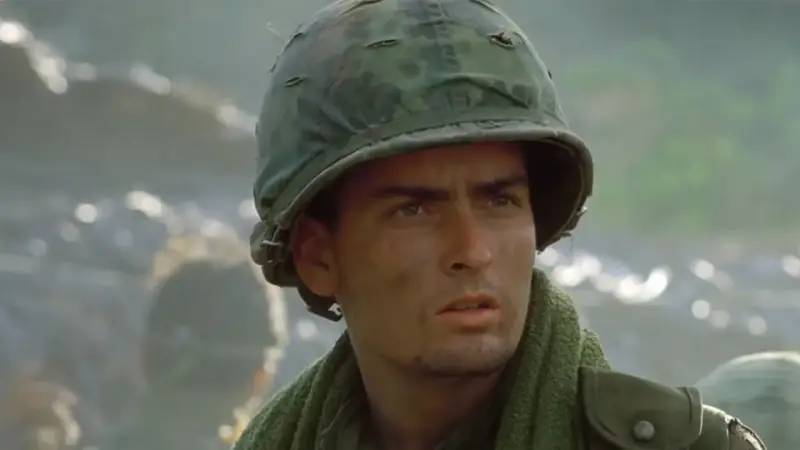 Charlie Sheen w wojskowym hełmie, jak w jego słynnych **filmach, serialach i programach**.