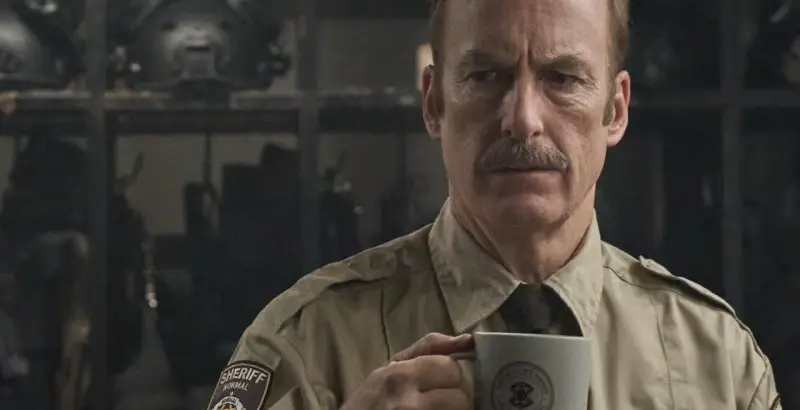Bob Odenkirk w roli szeryfa z kubkiem w dłoni. Jego filmy, seriale i programy to gwarancja świetnej rozrywki.