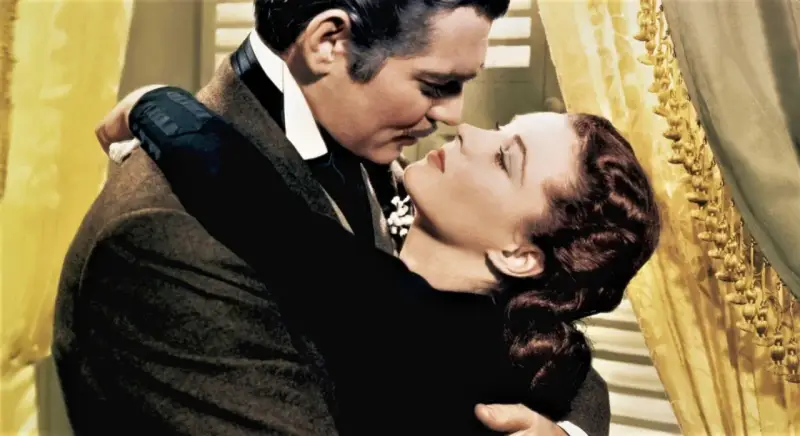 Scarlett O'Hara i Rhett Butler z filmu "Przeminęło z wiatrem" w namiętnym uścisku.